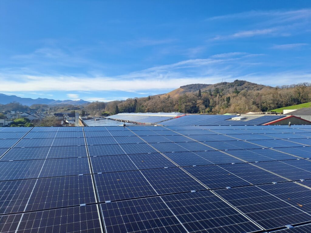 Pose panneaux solaires pays basque par etxindar sur l'usine Alkar