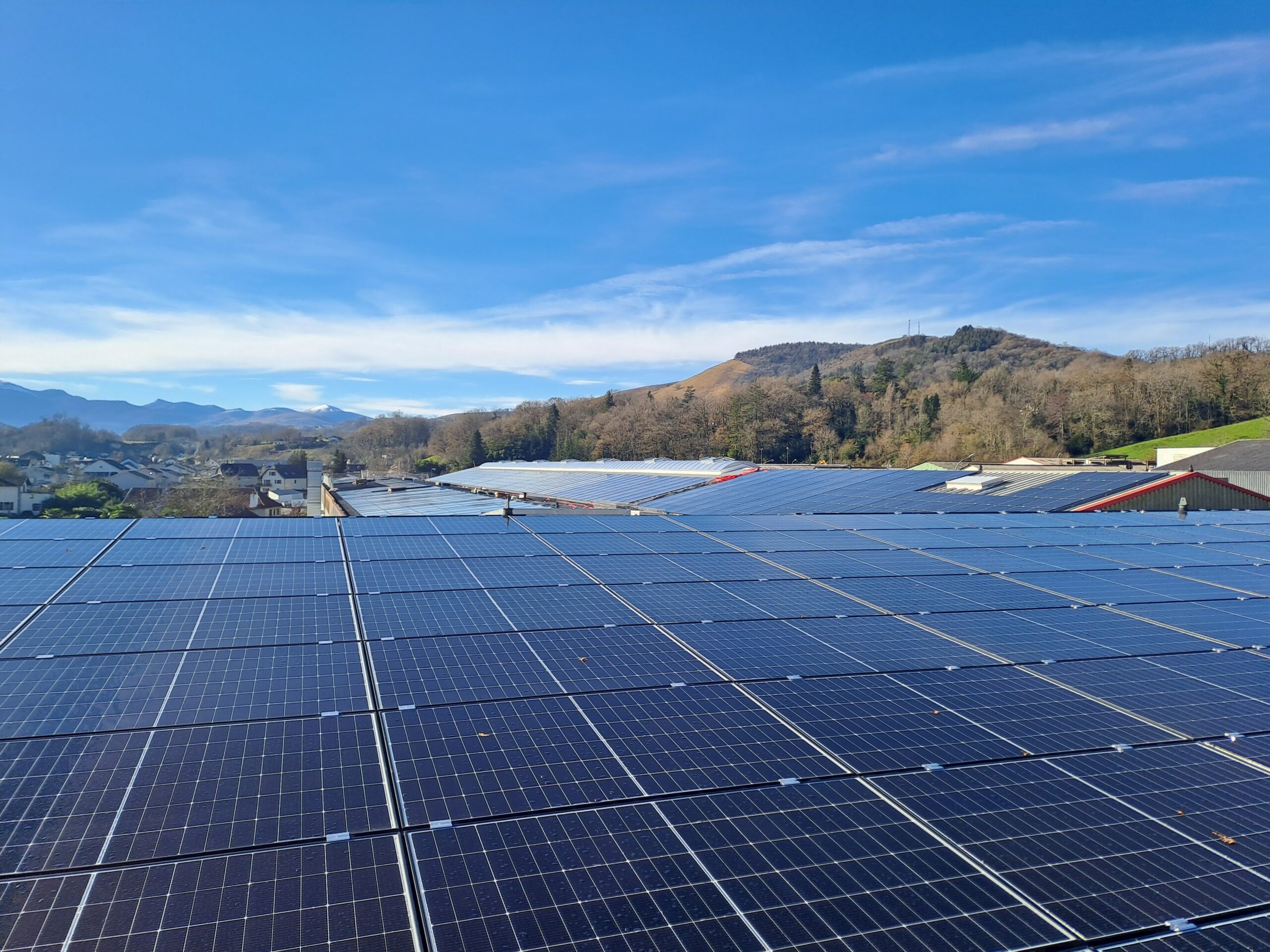 Pose panneaux solaires pays basque par etxindar sur l'usine Alkar